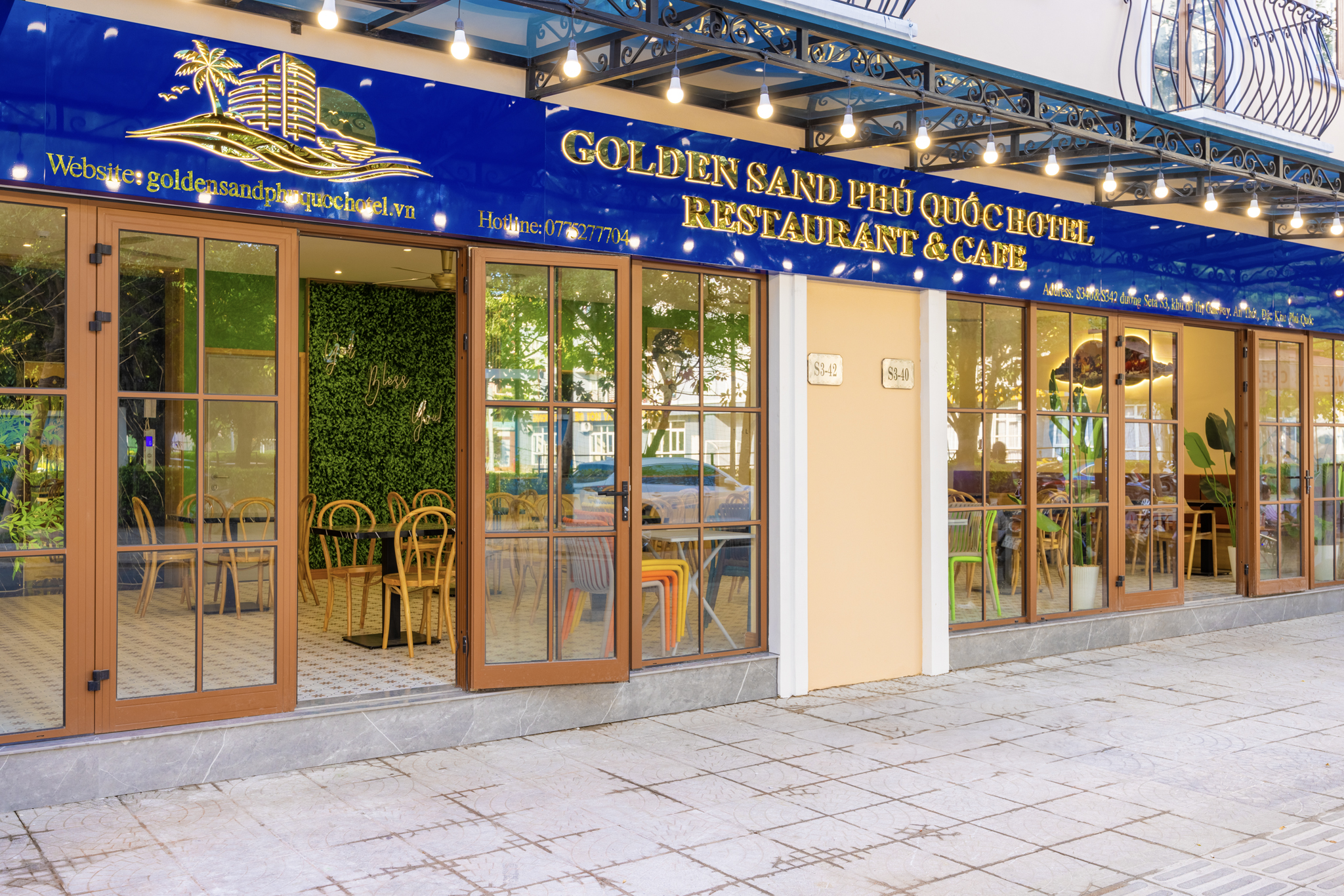 Bãi biển Golden Sand